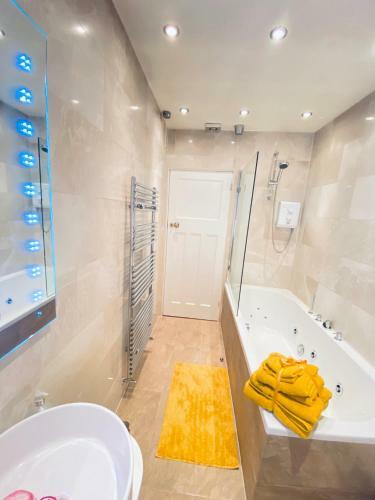 Daring Heights, A Cosy Detached Close To Heathrow With Secure Gated Parking