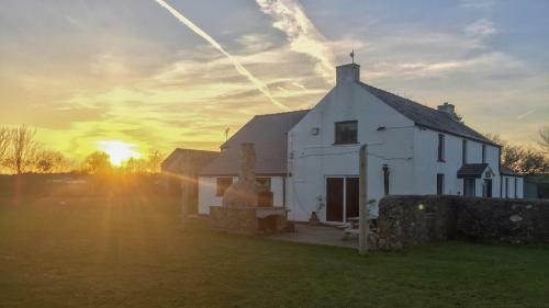 Spacious 3-bedroom 3-bathroom Country Cottage
