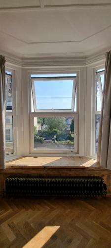 Stunning 5 Bed Townhouse, 5 Mins From The Sea