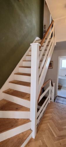 Stunning 5 Bed Townhouse, 5 Mins From The Sea