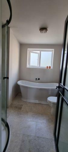 Stunning 5 Bed Townhouse, 5 Mins From The Sea