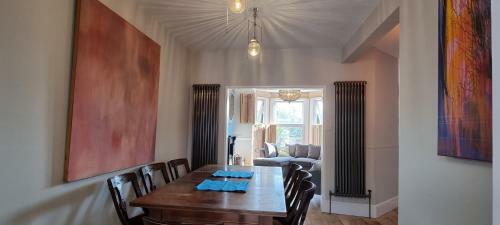 Stunning 5 Bed Townhouse, 5 Mins From The Sea