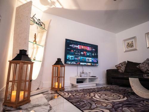 Villa Sav 5 Bedroom Executive Detached House In Leicester