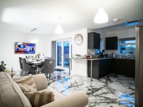 Villa Sav 5 Bedroom Executive Detached House In Leicester