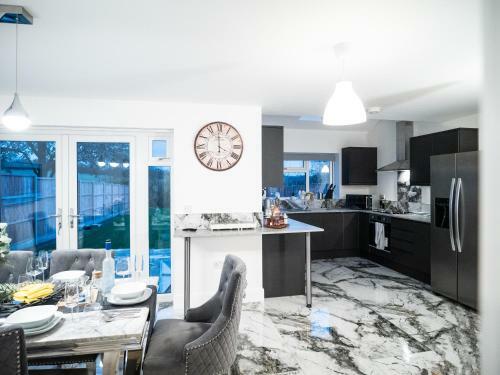 Villa Sav 5 Bedroom Executive Detached House In Leicester