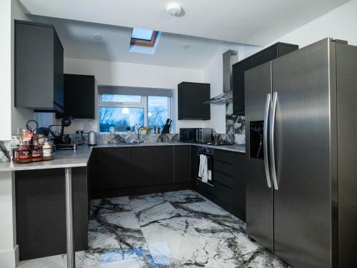 Villa Sav 5 Bedroom Executive Detached House In Leicester