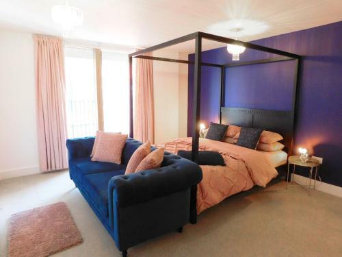 Spacious Luxury Waterfront Apartment