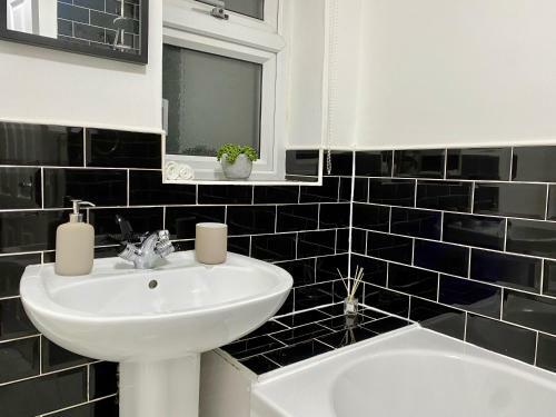 Apartamento ? Spacious Luxury 2-bed W/ Parking & Garden
