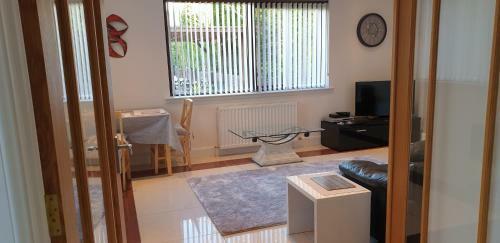 Birchgrove Holiday Apartment--- Free Wifi--