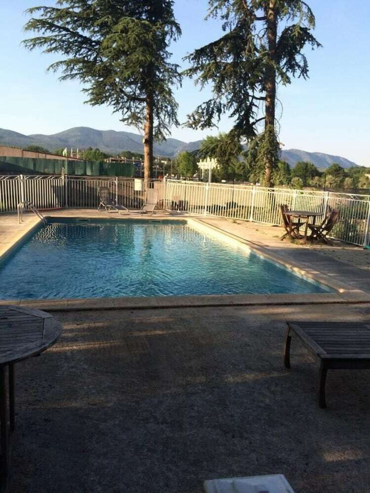 Hostal Le Parc Aux Cedres