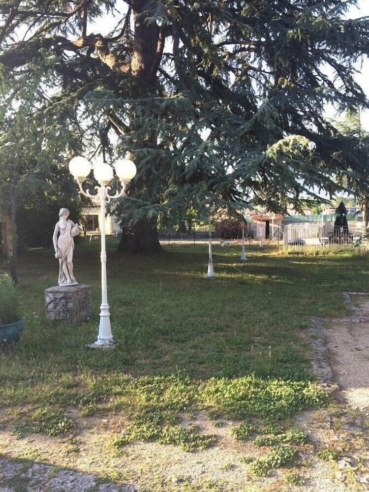 Hostal Le Parc Aux Cedres