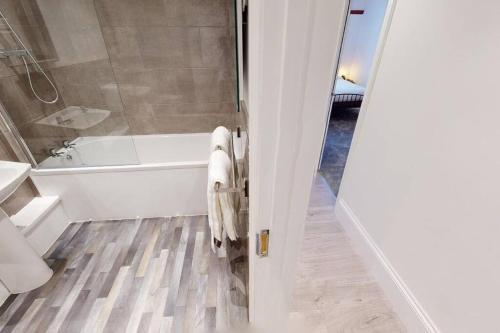 Hu1 Boutique City Apartment- Sleeps 6