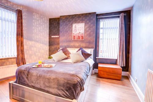 Beautiful 3-bedroom Newcastle Apartment, Sleeps 12