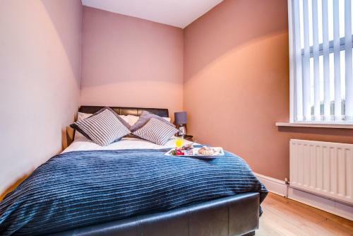 Beautiful 3-bedroom Newcastle Apartment, Sleeps 12