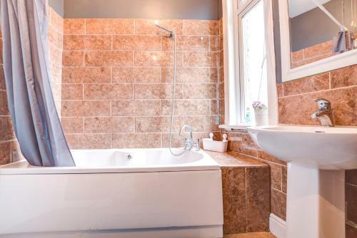 Beautiful 3-bedroom Newcastle Apartment, Sleeps 12
