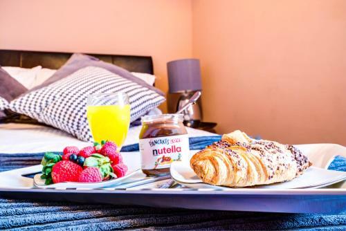 Beautiful 3-bedroom Newcastle Apartment, Sleeps 12