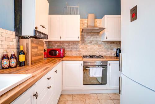 Beautiful 3-bedroom Newcastle Apartment, Sleeps 12