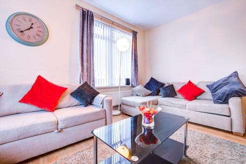 Beautiful 3-bedroom Newcastle Apartment, Sleeps 12