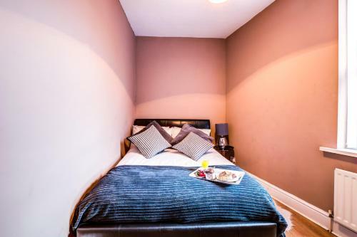Beautiful 3-bedroom Newcastle Apartment, Sleeps 12