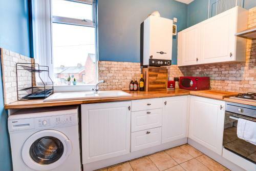 Beautiful 3-bedroom Newcastle Apartment, Sleeps 12