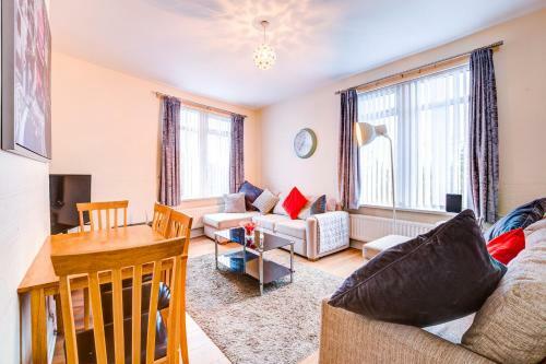 Beautiful 3-bedroom Newcastle Apartment, Sleeps 12