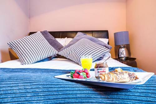 Beautiful 3-bedroom Newcastle Apartment, Sleeps 12