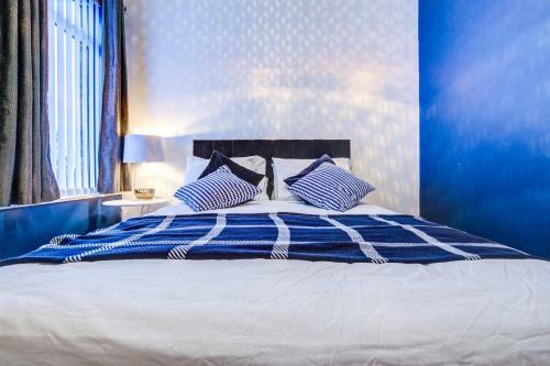 Beautiful 3-bedroom Newcastle Apartment, Sleeps 12