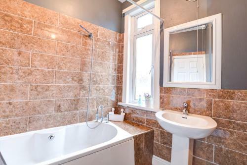 Beautiful 3-bedroom Newcastle Apartment, Sleeps 12