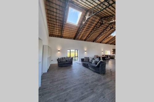 Villa Luxury 4 Bedroom Converted Barn Close To Warner Bro's
