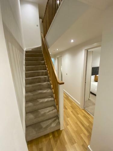 Modern 2 Bed Apartment With Juliet Balcony - Dhb Stays