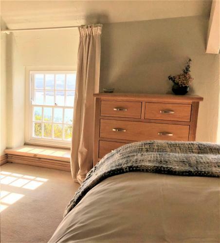 Coed Y Berclas Cottage, Private Orchard With Stunning Views