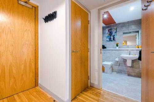 Liverpool Superb Rated Apartment With Private Parking