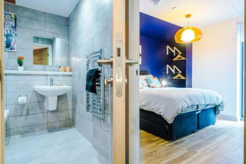 Liverpool Superb Rated Apartment With Private Parking