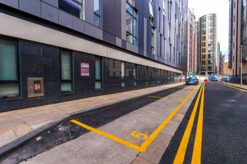 Liverpool Superb Rated Apartment With Private Parking