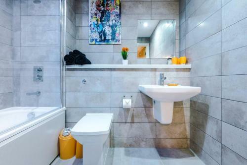 Liverpool Superb Rated Apartment With Private Parking