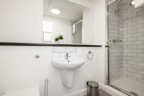 Large Modern Apartment - 3 Bedrooms 3 Bathrooms - Netflix - Central