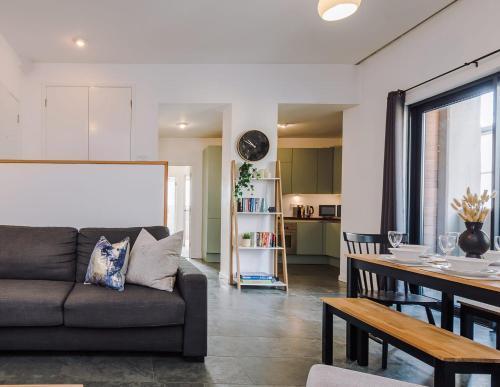 Beautiful 2 Bed Apartment - Super Central - Recently Renovated - Sleeps 8
