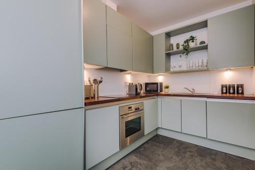 Beautiful 2 Bed Apartment - Super Central - Recently Renovated - Sleeps 8