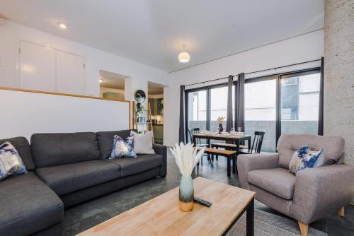 Beautiful 2 Bed Apartment - Super Central - Recently Renovated - Sleeps 8