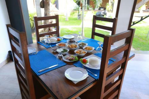 Eco Hotel Black & White - Anuradhapura
