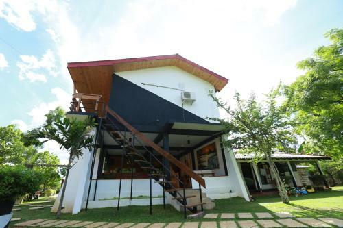 Eco Hotel Black & White - Anuradhapura