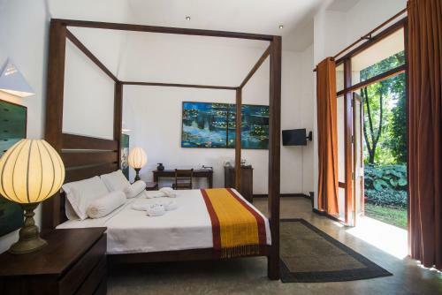 Hotel Roman Lake