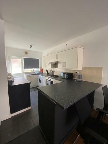 Modern 2 Bed Property Close To Alder Hey Hospital
