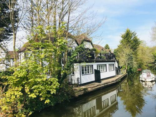 Aston Henry James Double Room At Riverside Location