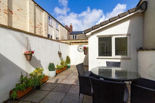 10 Ingram Street Cottage With Courtyard Garden