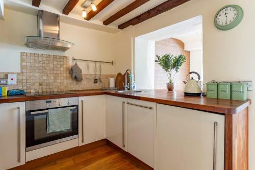 10 Ingram Street Cottage With Courtyard Garden