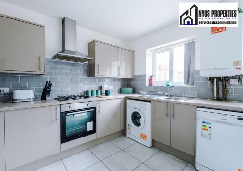 30% Off Monthly Stay/ 4 Bed House/ Free Parking