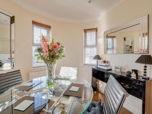 Pass The Keys Lovely 1 Bed Apartment Overlooking Albert Park