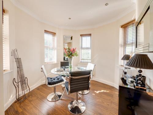 Pass The Keys Lovely 1 Bed Apartment Overlooking Albert Park