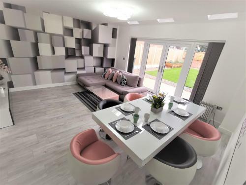 Large Family Room Suitable For 4 Close To Cc
